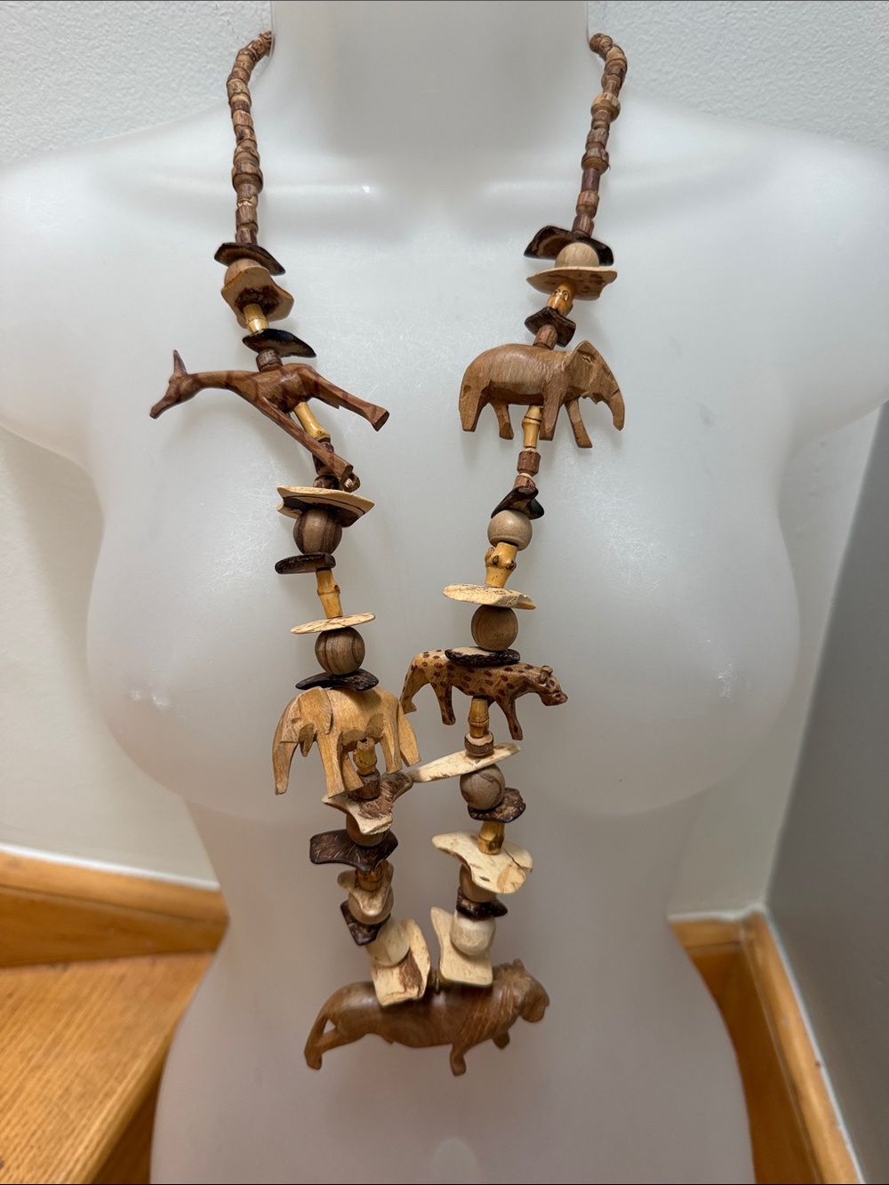 Vintage Hand Carved Wood Safari Animal Necklace Lion Elephant Giraffe Boho